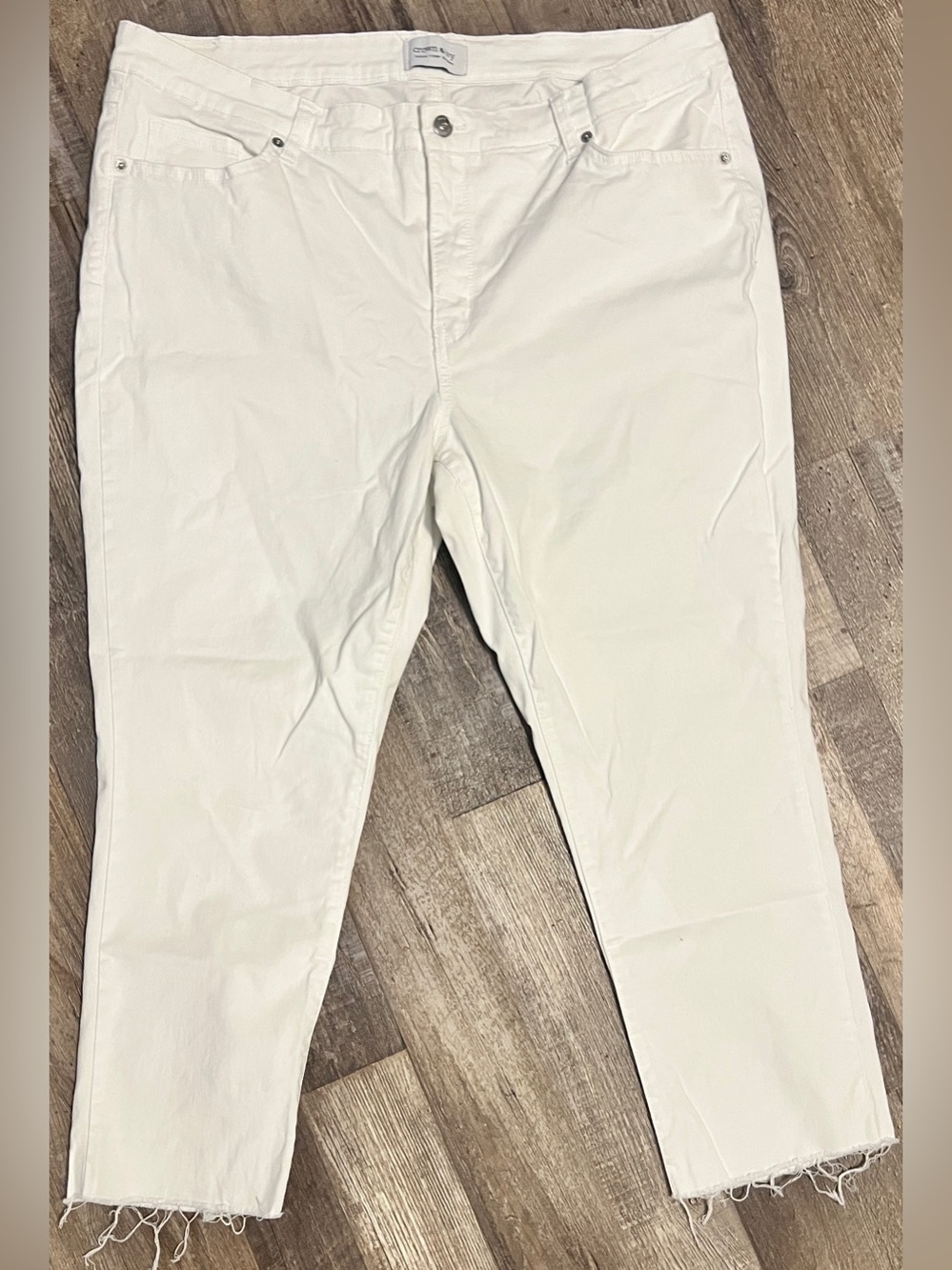 Crown & Ivy~White High Rise Skinny Crop Jeans Women's
Plus- 16W